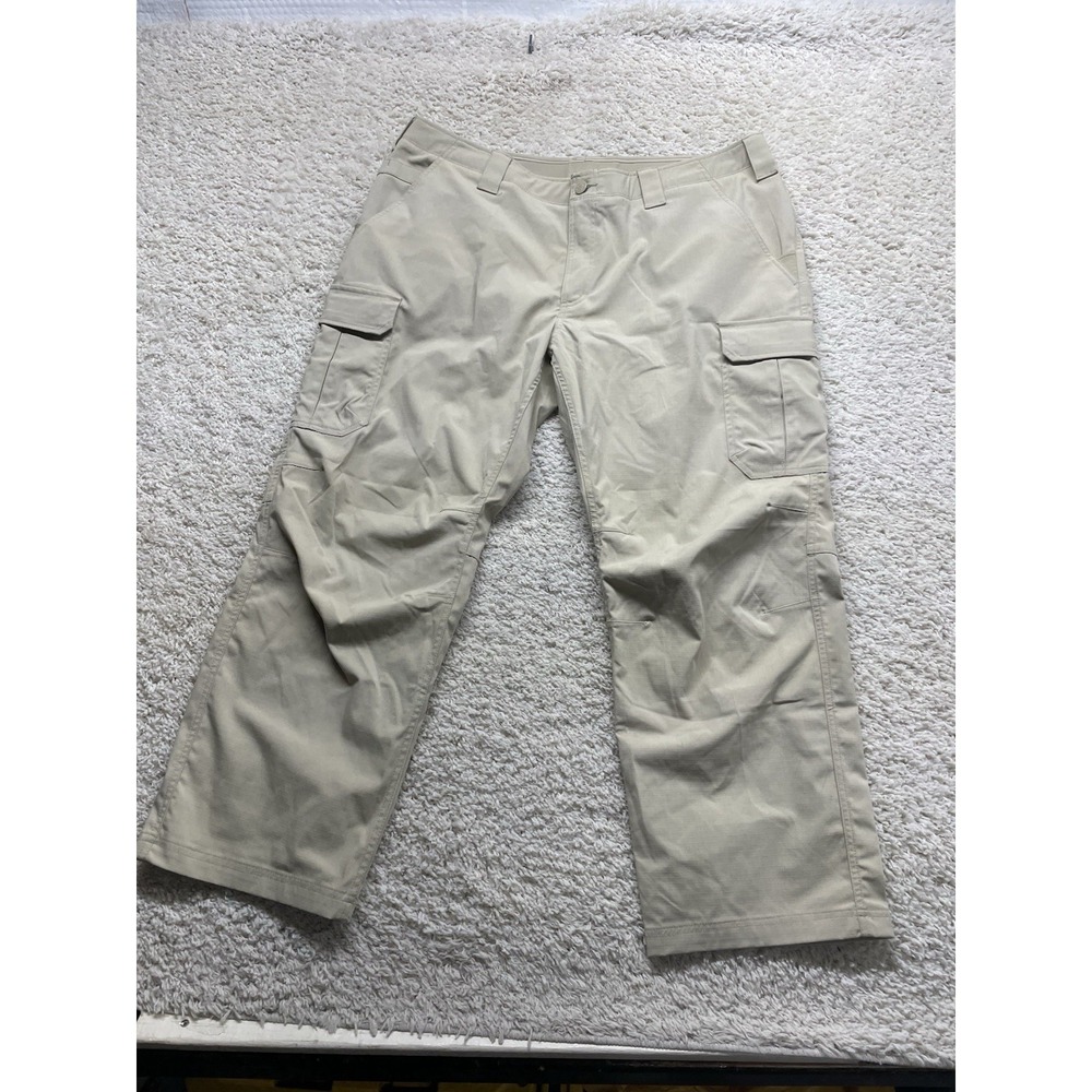 Under Armour all season gear khaki pants mens size 42x30 EUC
